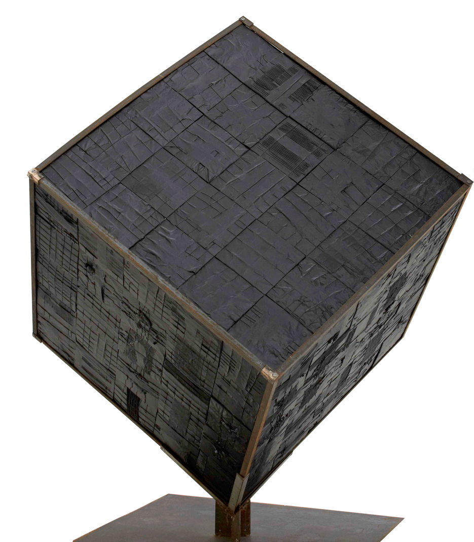 Héctor de Anda Cubo negro o Los limites de la conciencia Papel,  alambre,  tela y collage sobre madera y metal 175cm x 125cm x 125cm 2011 
